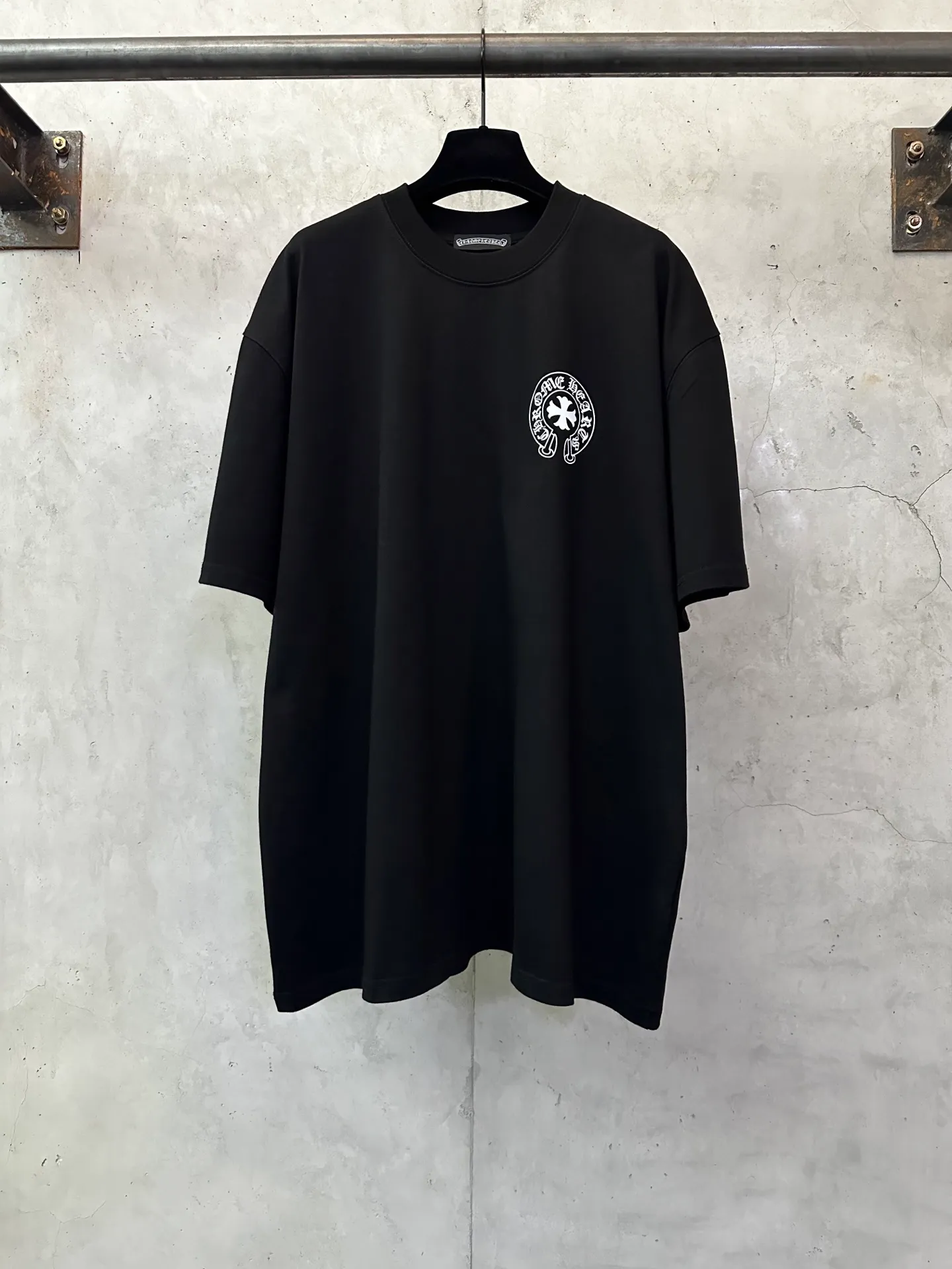 P270 Chrome Hearts 25ss classic Sanskrit gray letter round neck short-sleeved T-shirt. Fabric is high-definition and super heavy. Cotton double yarn compact Xinjiang cotton. Weight 400g. Paired with 2*2 Salona rib. 420g. Clean cloth. Clear texture. Tight feel. Stiff. High color fastness. No deformation. No discoloration. Customized hardware. Thread. Accessories. Alignment. Same style for men and women. -Color: Black White Gray -Size: XS S M L XL